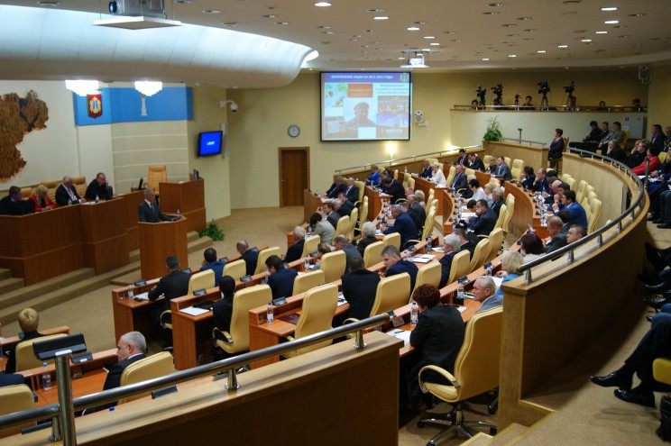Депутаты Законодательного собрания Ульяновской области слушают отчет Сергея Морозова.