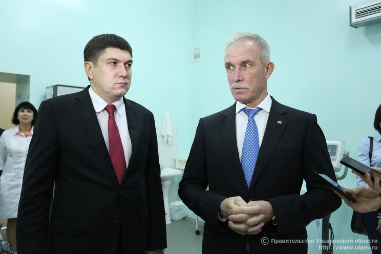 Министр здравоохранения Ульяновской области Павел Дегтярь (слева) и губернатор Сергей Морозов (справа).