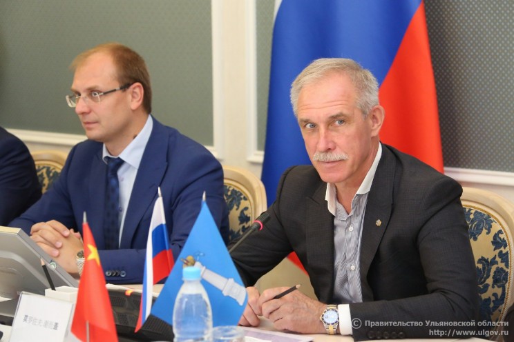 Председатель правительства Ульяновской области Александр Смекалин (слева) и губернатор Сергей Морозов.
