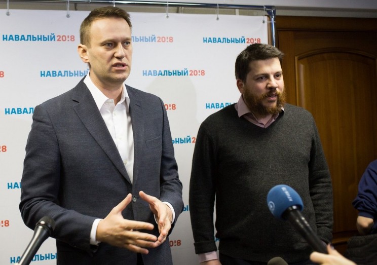 Алексей Навальный (слева) и Леонид Волков (справа) на открытии одного из штабов.