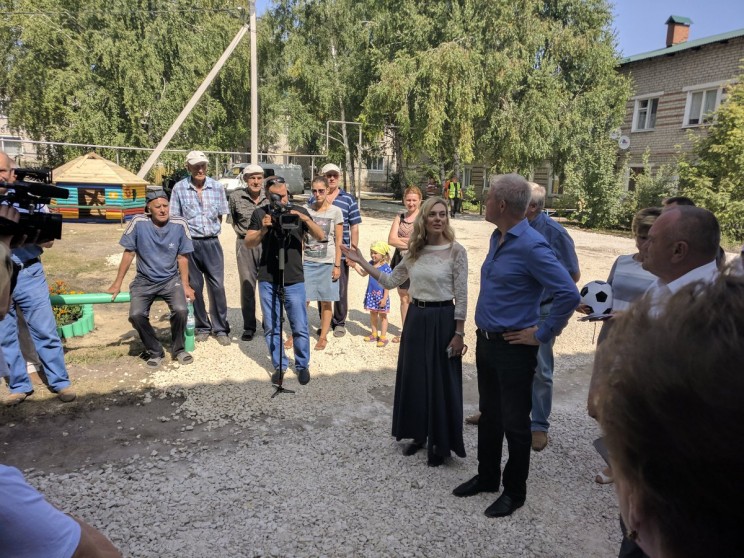Светлана Колесова (в центре) демонстрирует Сергею Морозову (второй справа) работы по благоустройству в Сенгилеевском районе. Фото от 20 августа 2017 года.