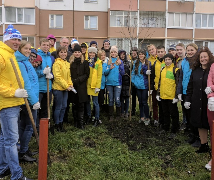 Участники Всемирного фестиваля молодежи и студентов высадили аллею в Ульяновске