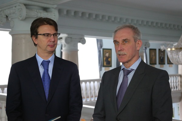 Генеральный директор ОАО "УАЗ" Вадим Швецов (слева) и губернатор Ульяновской области Сергей Морозов (справа).