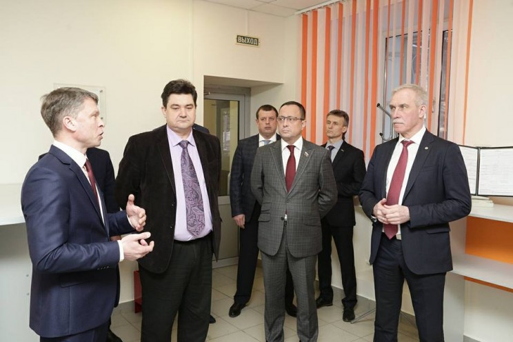 Губернатор Ульяновской области Сергей Морозов посещает офис "ЭнергосбытТ Плюс", 28 февраля 2018 года.