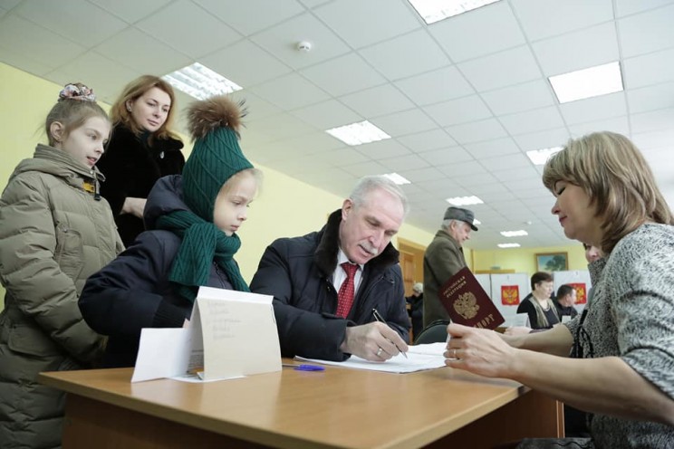 Сергей Морозов с семьей на выборах президента России, 18 марта 2018 года