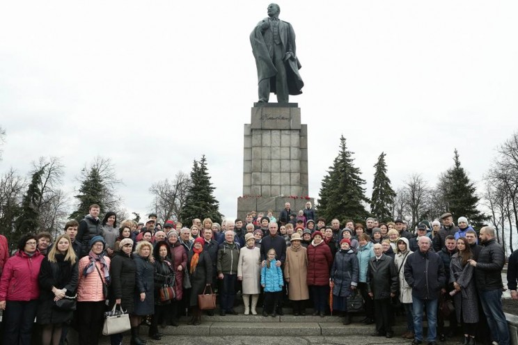 Возложение цветов к памятнику Владимира Ленина в Ульяновске, 22 апреля 2018 года.